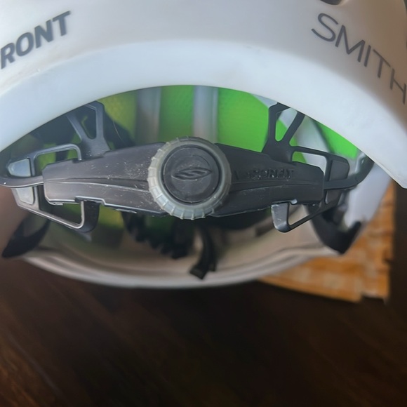 Smith Forefront trail helmet size M. Worn a few times in great condition.💚🩶🤍 - Picture 5 of 12